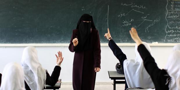 لماذا يُرفض توظيف المعلمات المنتقبات في بعض المدارس؟